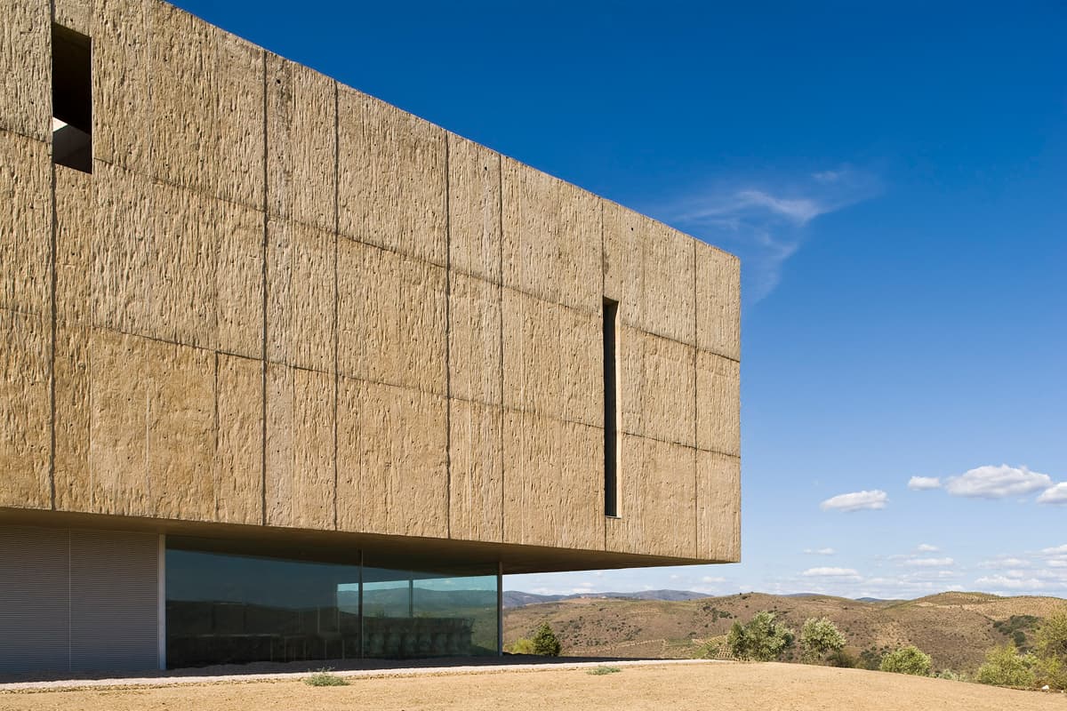 Vista exterior do Museu do Côa, e ao fundo as colinas do vale do Douro