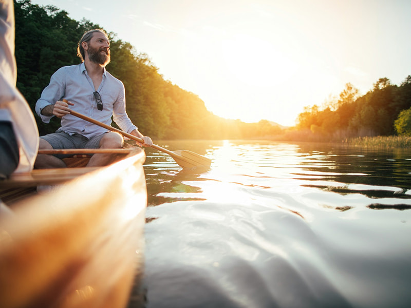Foto de um casa a usufruir das paisagens do Douro em uma canoa